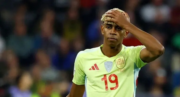 Ảnh bài viết Thái độ với Ronaldo khiến Yamal mất Quả bóng vàng 2025?