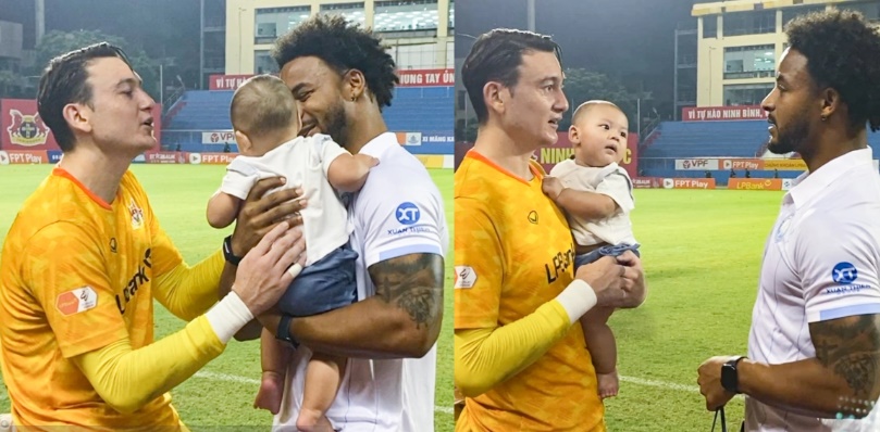 Văn Lâm đã có màn giao lưu với Xuân Son sau trận.