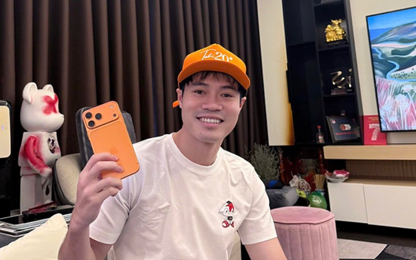 Nguyễn Văn Toàn khoe chiếc điện thoại iPhone 17 Pro Max được tặng bởi ca sĩ Hòa Minzy. Ảnh: FBNV.