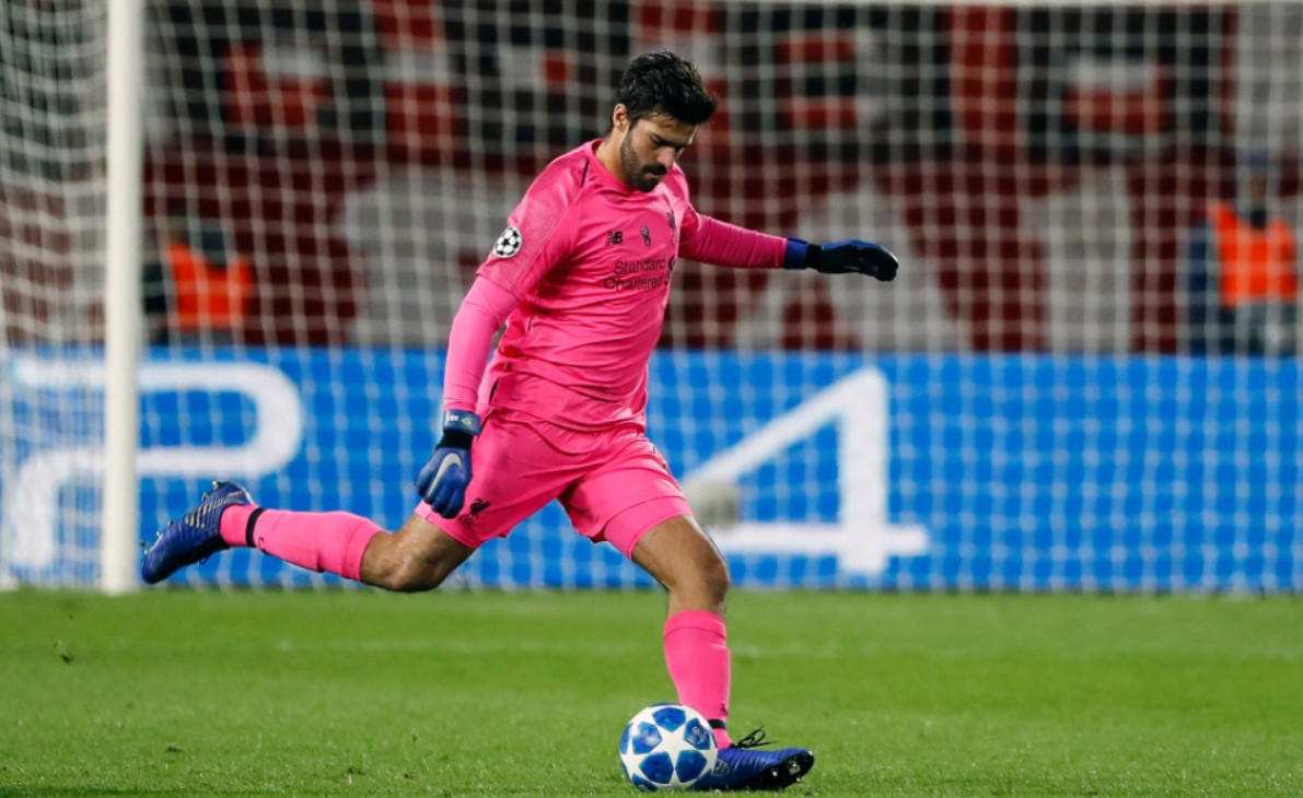 Ảnh bài viết Luật phát bóng lên: Thủ môn có thể ghi bàn không?