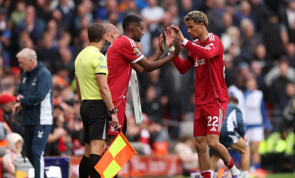 Alexander Isak hiện là phương án dự bị cho Hugo Ekitike ở Ngoại hạng Anh.