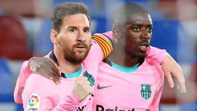 Messi chúc mừng Dembele vì danh hiệu cao quý.