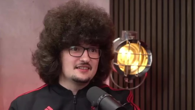 Ảnh bài viết Fan MU "không cắt tóc gần 1 năm" bị tấn công tại Old Trafford