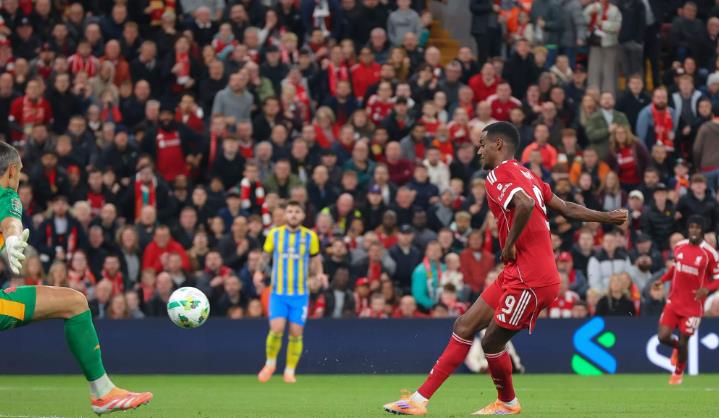 Isak đã có bàn ra mắt Liverpool.