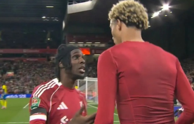 Frimpong bức xúc vì tấm thẻ đỏ ngớ ngẩn của Ekitike 2 Frimpong trao đổi với Ekitike.