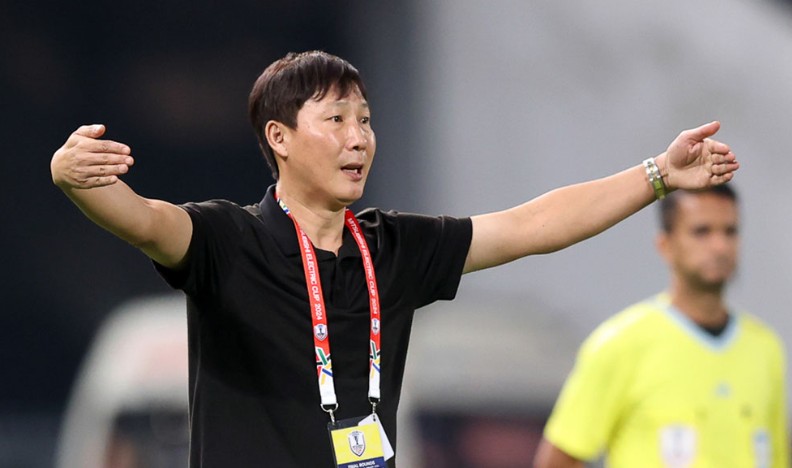 HLV Kim Sang-sik đứng trước nhiệm vụ chuyển giao lực lượng ở tuyển Việt Nam. Ảnh: VFF.