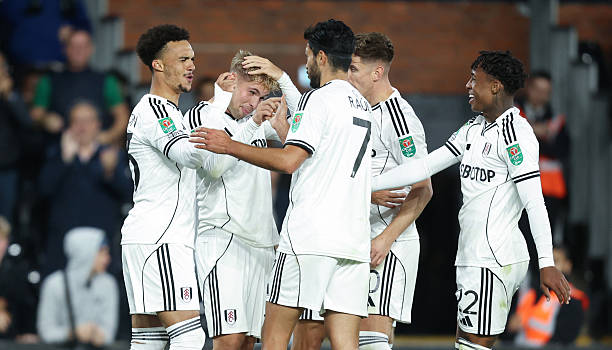 Emile Smith Rowe ghi bàn mang về thắng lợi cho Fulham.