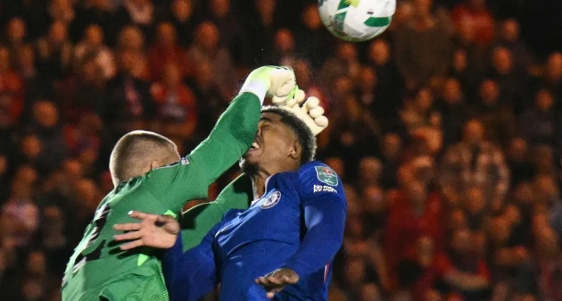 Thủ môn Chelsea với pha lao thẳng mặt vào đồng đội.