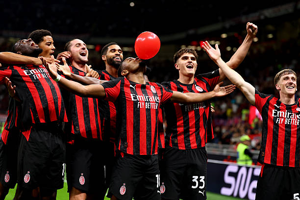 AC Milan hủy diệt Lecce. 