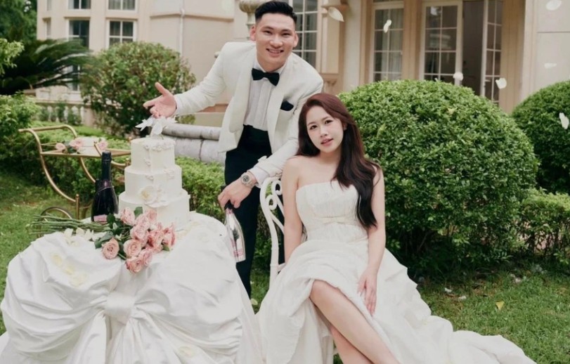 Trịnh Xuân Hoàng hạnh phúc bên Nguyễn Ngọc Ánh. Ảnh: FBNV.