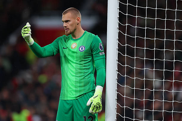 Jorgensen không xử lý tốt những quả tạt vào vòng cấm.