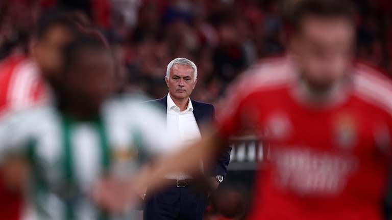 Mourinho sắp trở lại Chelsea với Benfica.