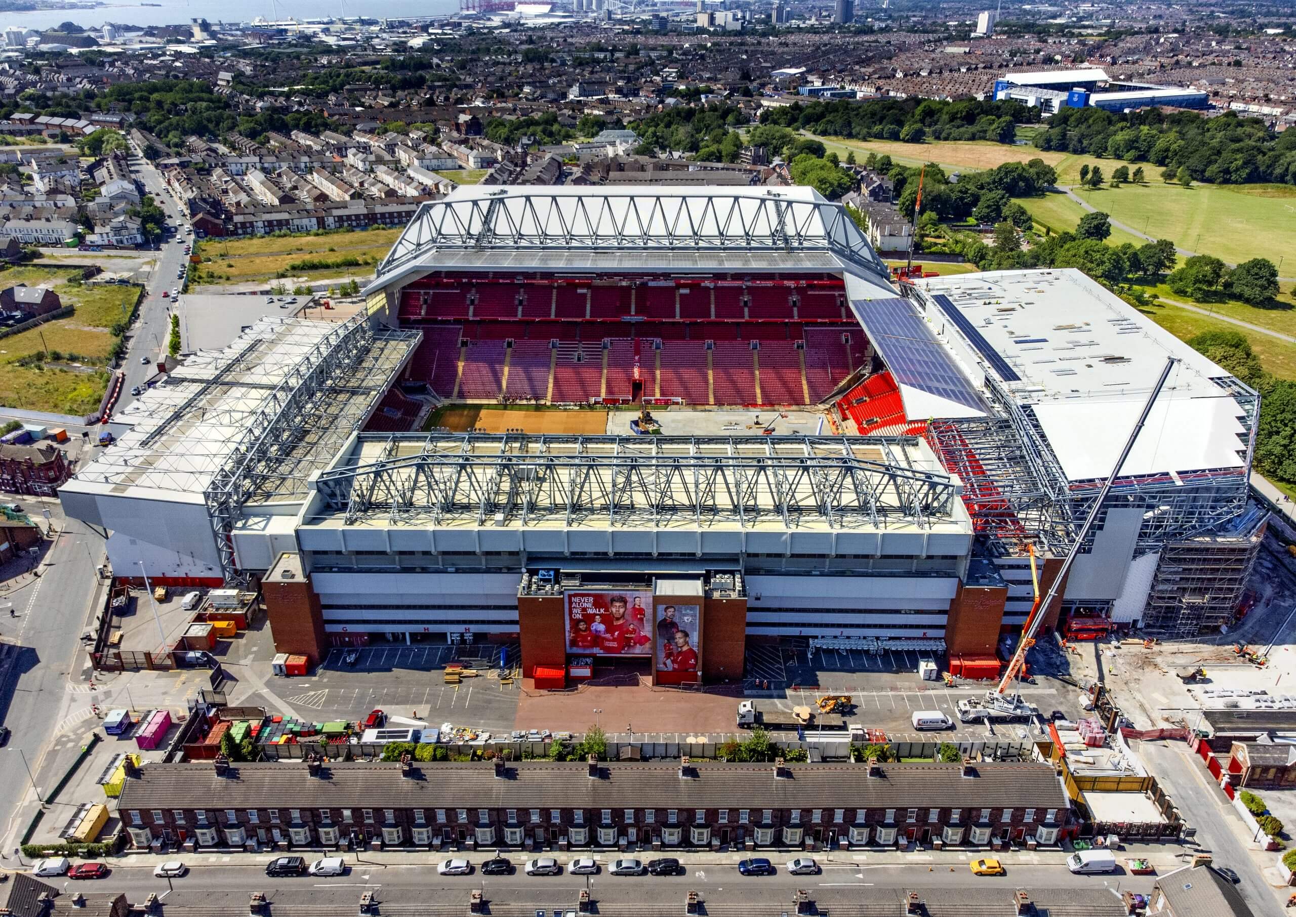 Khu vực sân Anfield và phía xa là sân Goodison Park