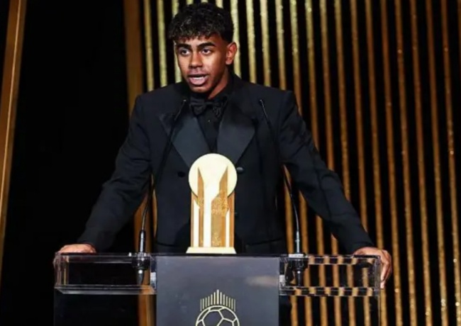 Yamal ở gala Quả bóng vàng 2025.