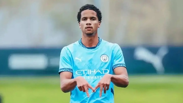 Divine Mukasa có cơ hội ra mắt Man City.