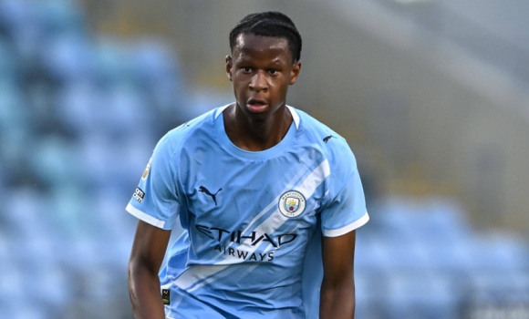 Mfuni có thể chơi linh hoạt ở hàng thủ.