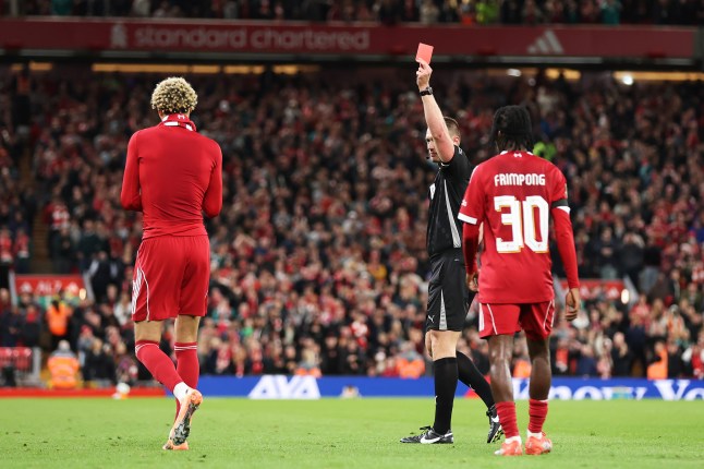 Ekitike phải nhận án treo giò.