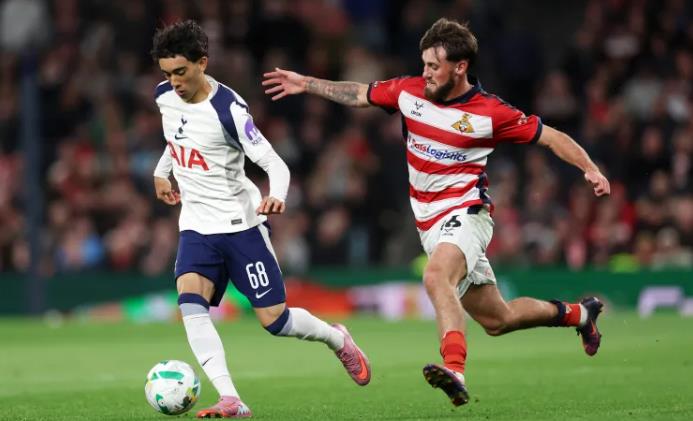 Doncaster không thể gây khó khăn cho Spurs.
