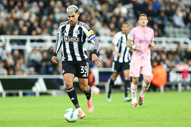 Bruno Guimaraes lập cú đúp kiến tạo cho Newcastle United trước Bradford.