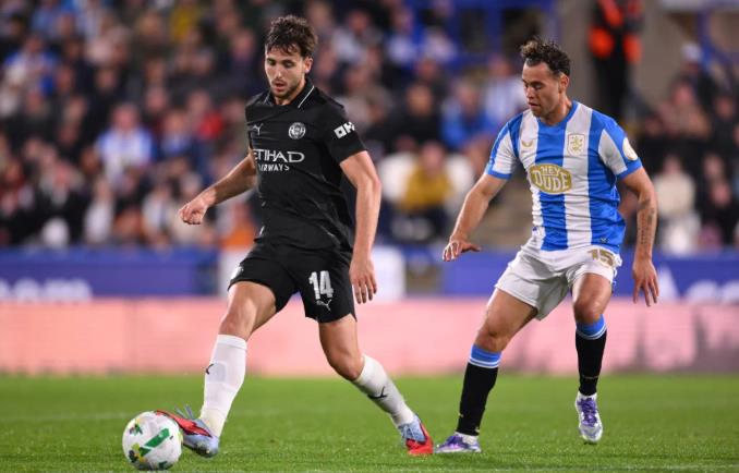 Nico Gonzalez có màn trình diễn đầy ấn tượng trước Huddersfield Town.