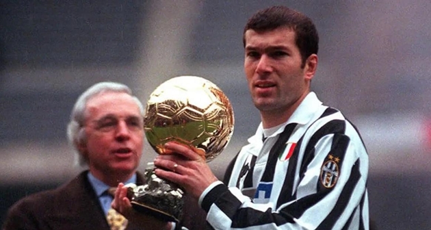 Zinedine Zidane là một trong những tiền vệ xuất sắc nhất lịch sử bóng đá Pháp.