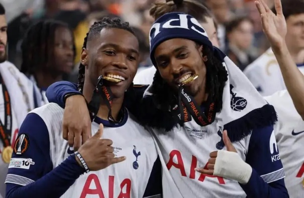 Destiny Udogie và Djed Spence mang đến ''cơn đau đầu dễ chịu'' cho Frank.