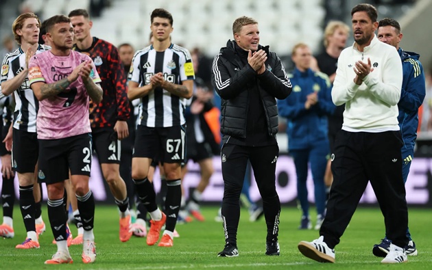 Howe vỗ tay tán thưởng người hâm mộ sau chiến thắng 4-1 trước Bradford