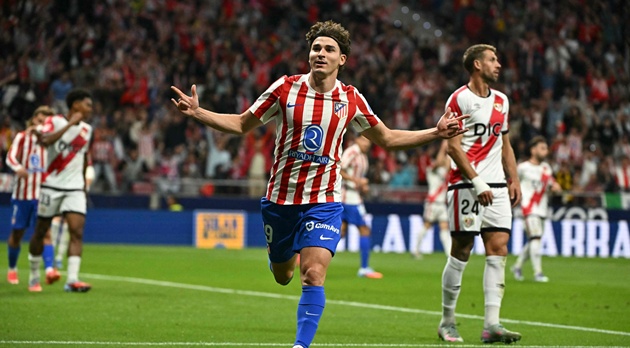 Alvarez tỏa sáng với hat-trick