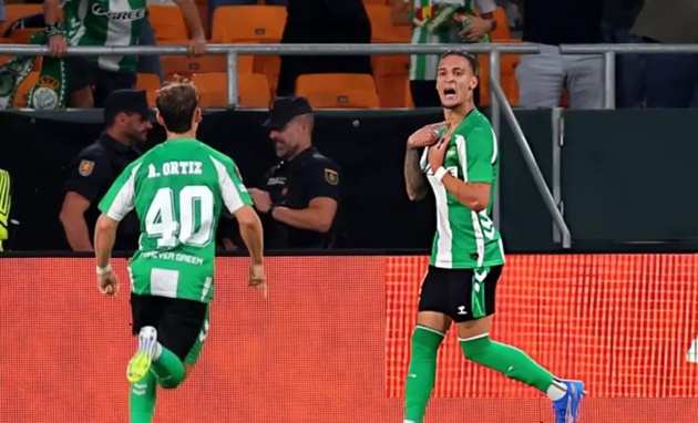 Antony luôn thăng hoa trong màu áo Betis