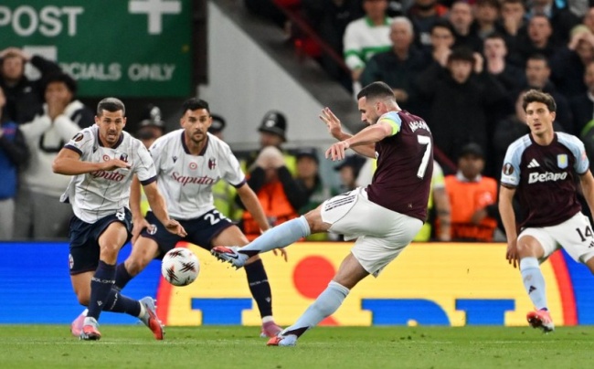 McGinn ghi bàn cho Aston Villa.