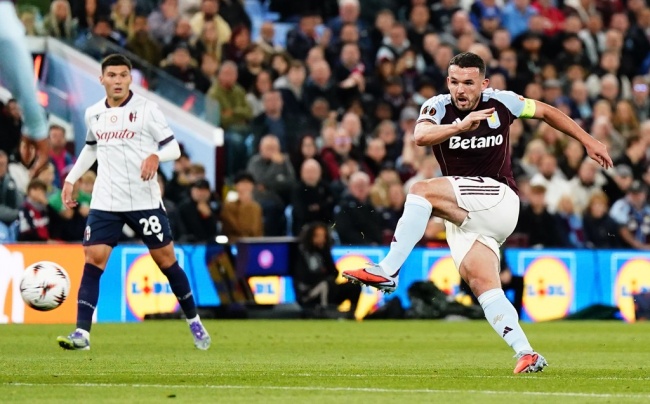 McGinn xé lưới Bologna.