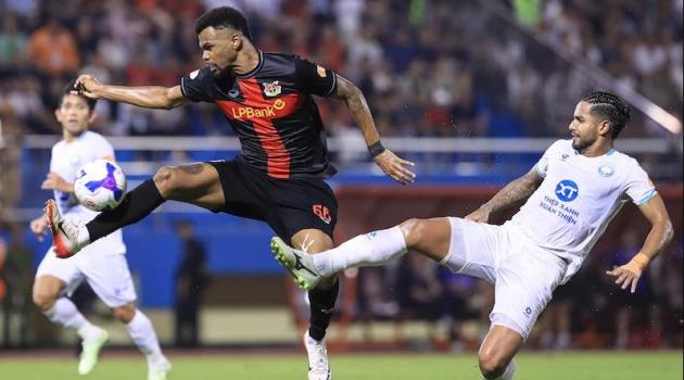 Nam Định chơi bóng có phần quyết liệt trước Ninh Bình.