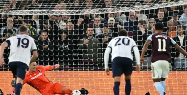 Watkins sút hỏng phạt đền.