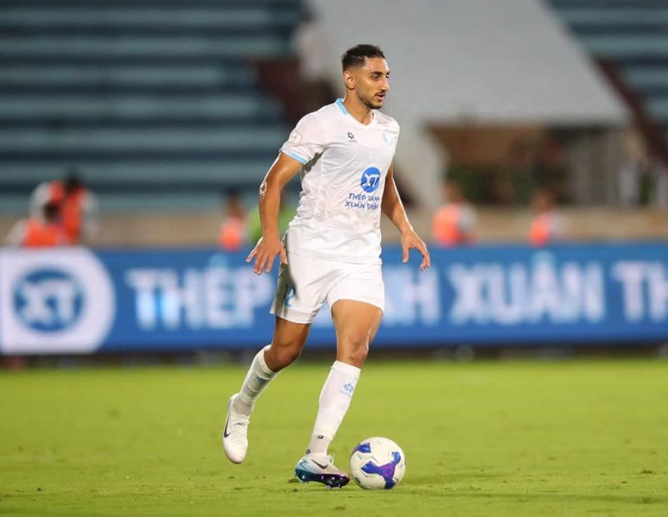 Eid dính án treo giò.