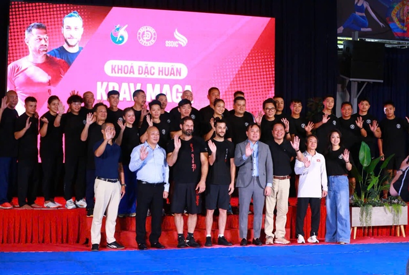 Các quan chức, võ sư, HLV và VĐV tham dự buổi lễ khai mạc lớp đặc huấn Krav Maga.