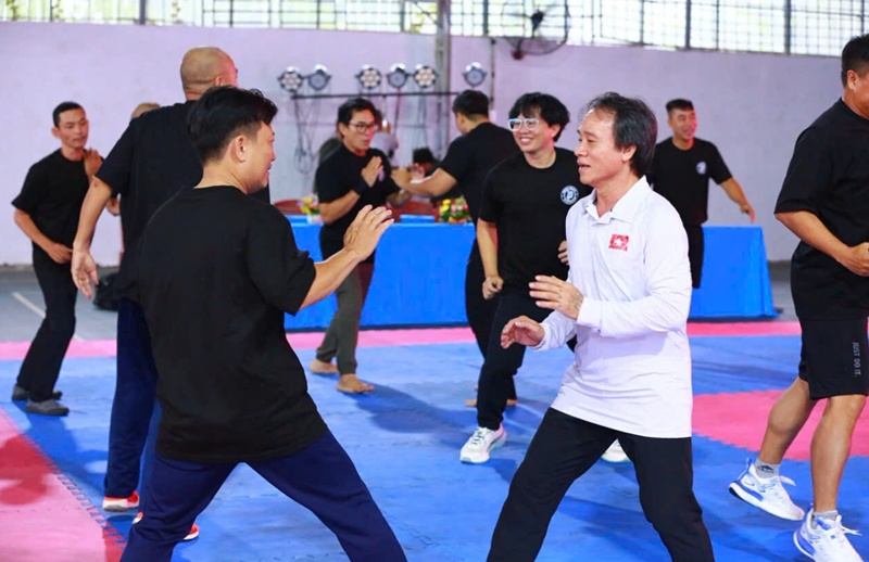 Võ sư Nguyễn Thanh Huy – Phó Chủ tịch kiêm Tổng Thư ký Liên đoàn Taekwondo Việt Nam tham gia tập luyện.