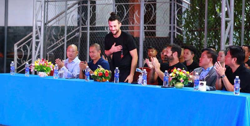 2 võ sư hàng đầu của Học viện Krav Maga Israel - Bar Nahoom và Ron Rotem.