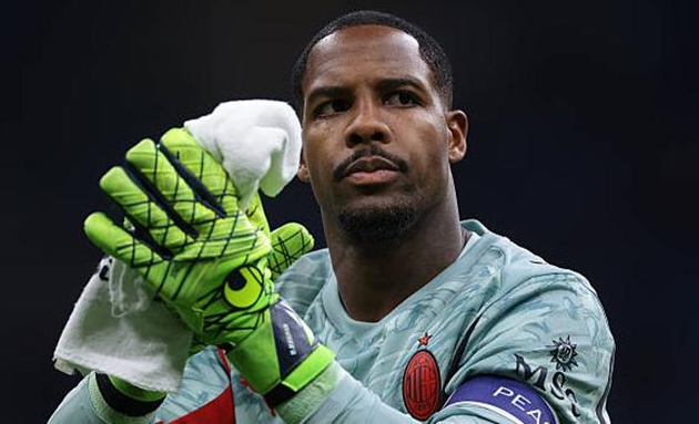 Thủ môn Mike Maignan lọt tầm ngắm Chelsea.