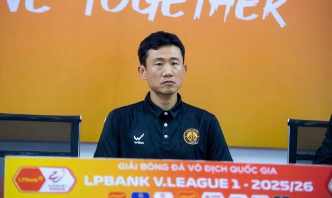 Ảnh bài viết Cựu trợ lý HLV Kim Sang-sik nguy cơ "bay ghế" sau trận thắng của Hà Nội