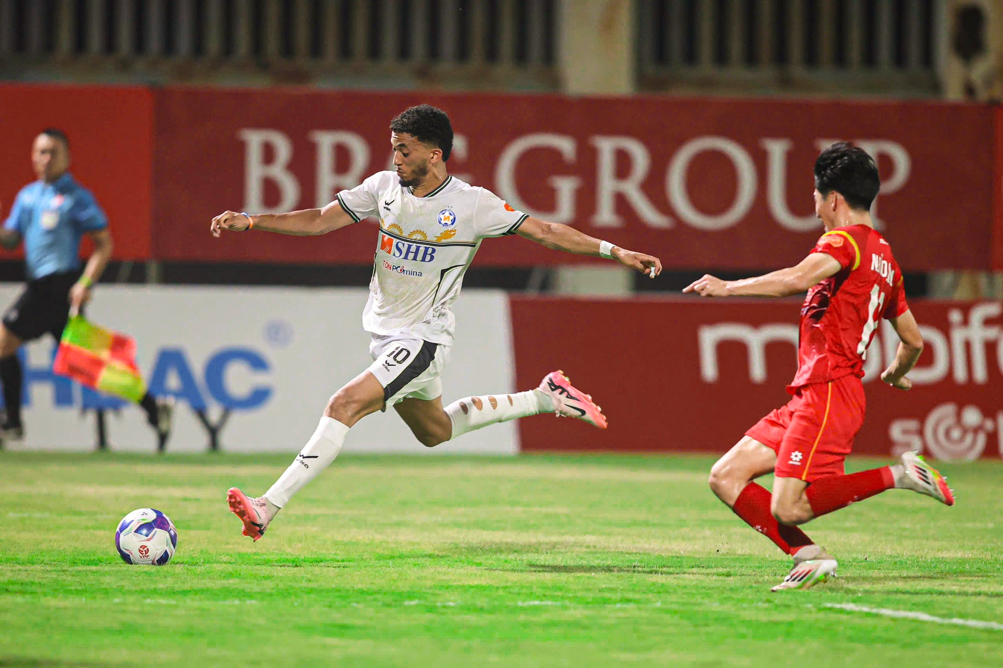 David Henen chơi ấn tượng trong màu áo Đà Nẵng. Ảnh: CLB Đà Nẵng.