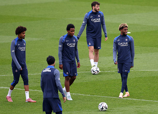 Nhiều trụ cột PSG vẫn chưa thể ra sân tập luyện.