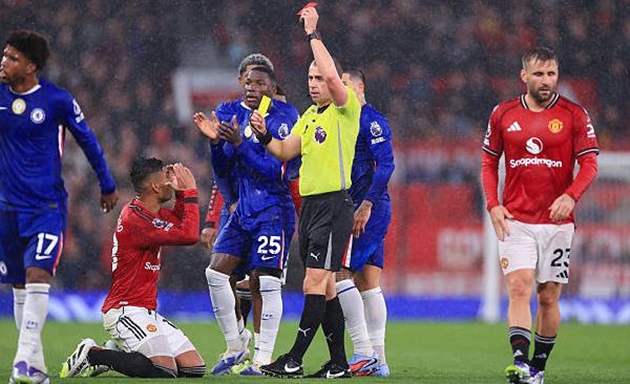 Tấm thẻ đỏ của Casemiro mở ra cơ hội cho Kobbie Mainoo.
