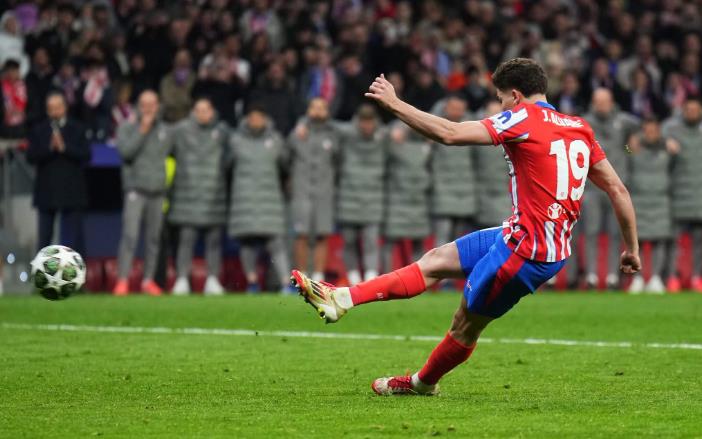 Alvarez bị hủy bàn thắng từ chấm 11m vì “chạm hai lần”.