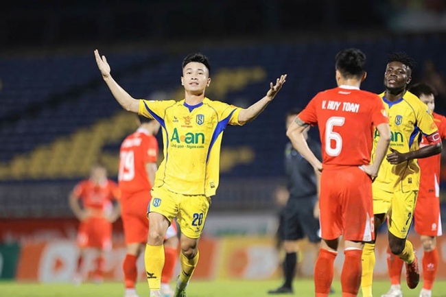 Văn Lương mở tỷ số cho SLNA.