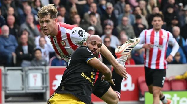 Ảnh bài viết Collins thoát thẻ đỏ gây tranh cãi, Fernandes đá hỏng penalty