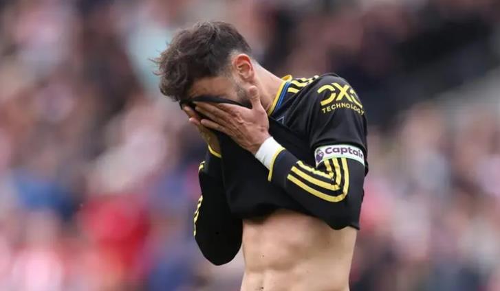 Fernandes một lần nữa sút hỏng 11m.