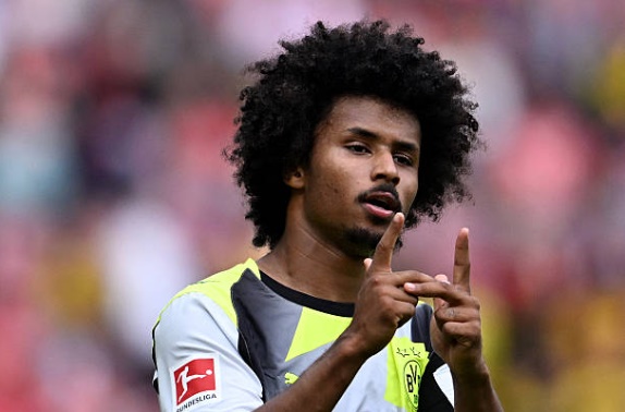 Adeyemi góp 1 bàn vào thắng lợi của Dortmund.