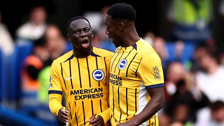 Welbeck giúp Brighton đánh bại Chelsea.