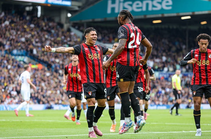 Semenyo mở điểm cho Bournemouth với cú sút phạt ấn tượng.