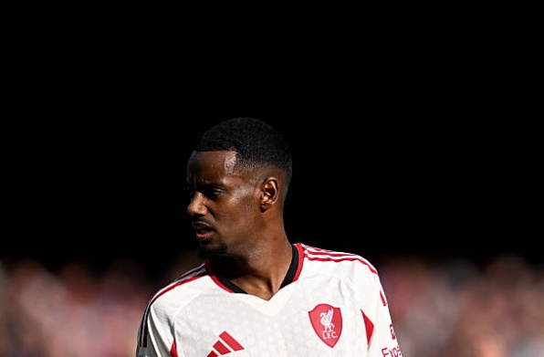 Isak lần đầu đá chính cho Liverpool ở NHA nhưng không thể ghi dấu ấn.